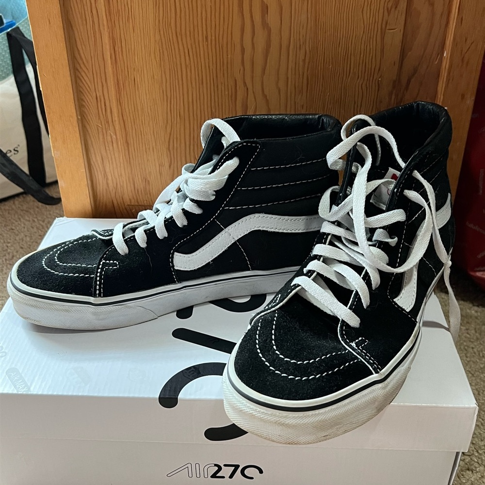 Used vans high top sneakers. Perfect condition; no damage